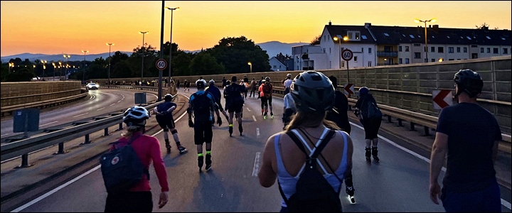 Rosa Luxenburg dem Feldberg / Sonnenuntergang entgegen - Foto Simon Reichel 2025